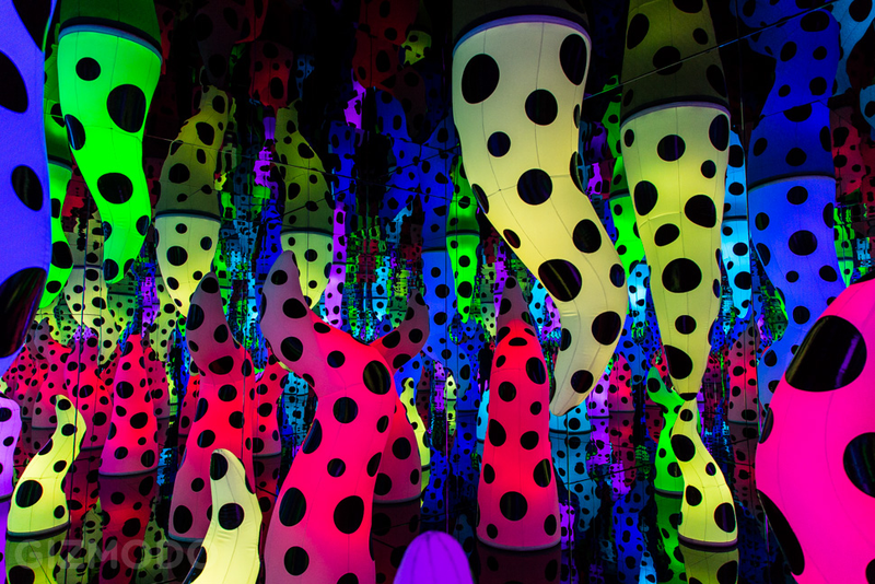 Illustration for article titled Explore the Extraordinary, Glittering Infinity Rooms of Yayoi Kusama